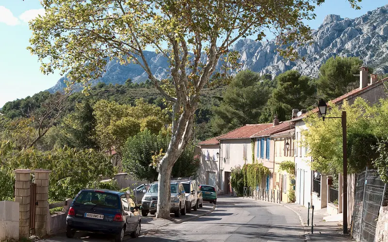 Village de Puyloubier au pied de la montagne Sainte-Victoire (Bouches-du-Rhône)